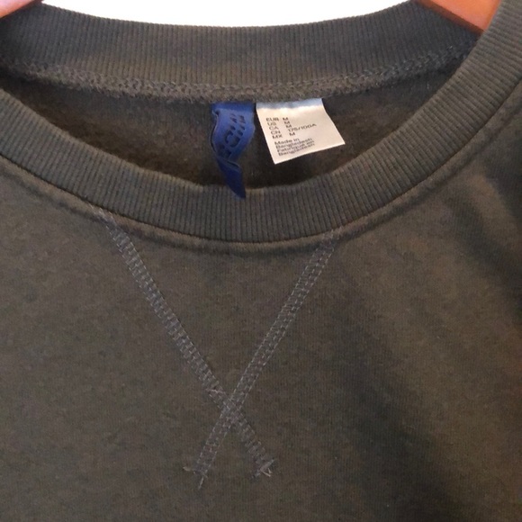 H&M’s basic crew neck army green - Picture 2 of 4